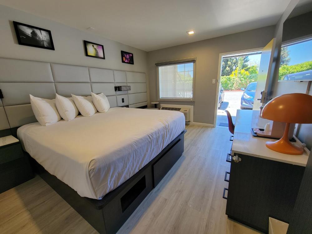 Standard King Room interior